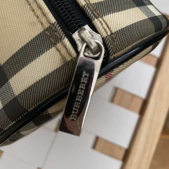 Authentic Burberry barrel bag $2000 - Picture 3 of 12
